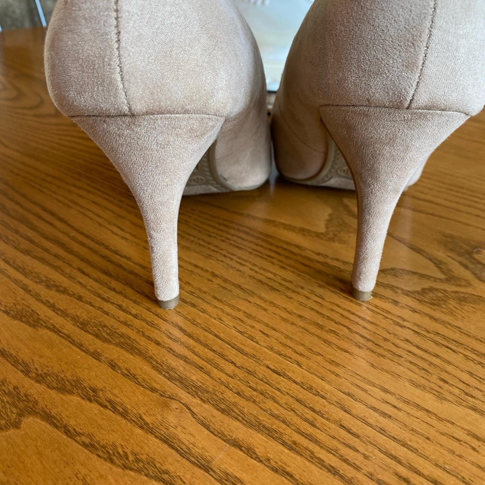 Time and Tru Pointed-Toe Pumps in Light Taupe - Picture 3 of 5